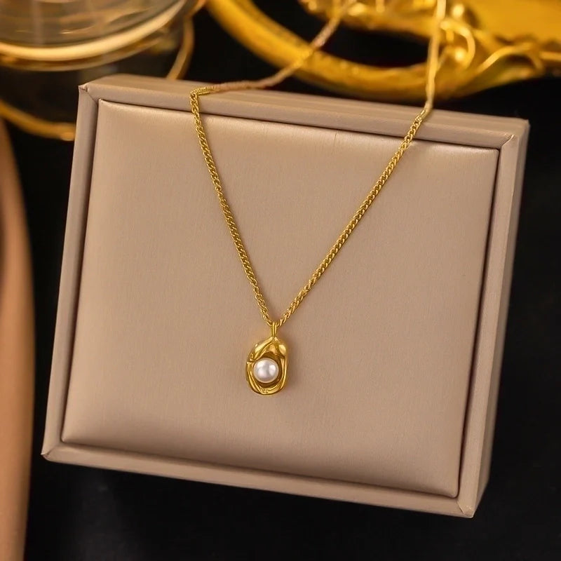 Elegante Halskette aus 18 Karat vergoldetem Titanstahl mit Perle XR21